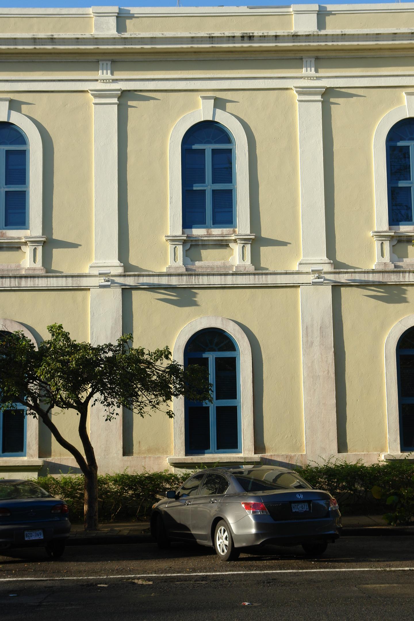 Edificios históricos; historic buildings; Neoclásico; Neoclassical; Molduras; moldings (object components); Entablamentos; entablatures; Pilastras; pilasters (wall components); ventanas; windows; Arcos semicirculares; semicircular arches; Archivos (edificio); Archive (buildings); Bibliotecas (edificio); libraries (buildings); Gablestes (elemento arquitectónico); gables (architectural elements); Columnas (elemento arquitectónico); columns (architectural elements); Claves (arco); keystones; carteles (letrero); posters; puertas de doble hoja; double doors; 